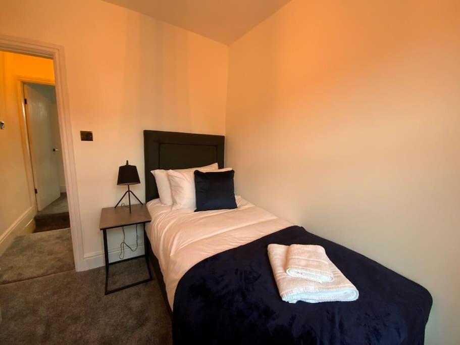 Centrally Located To The City Of Lincoln Esterno foto