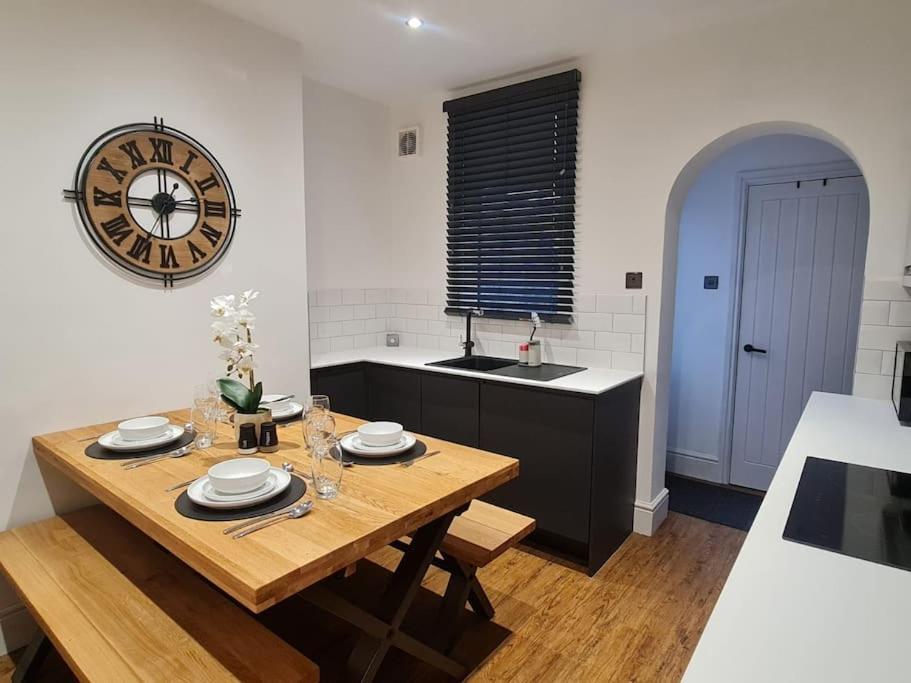 Centrally Located To The City Of Lincoln Esterno foto