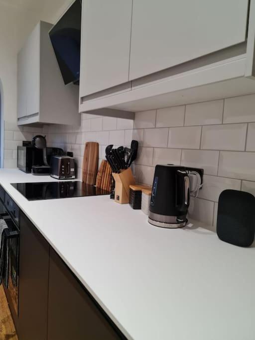 Centrally Located To The City Of Lincoln Esterno foto