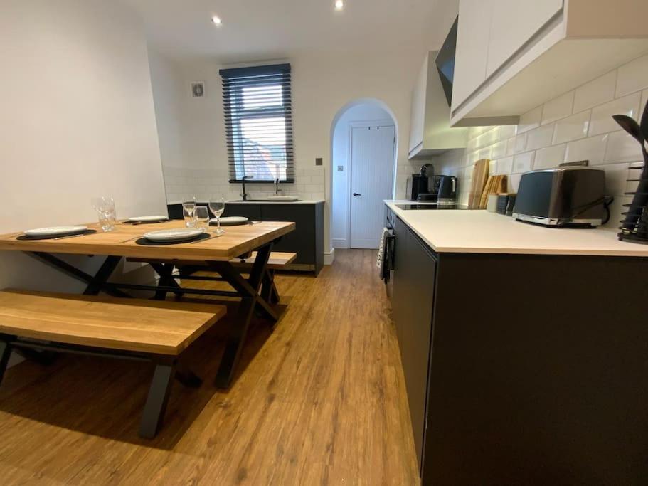 Centrally Located To The City Of Lincoln Esterno foto