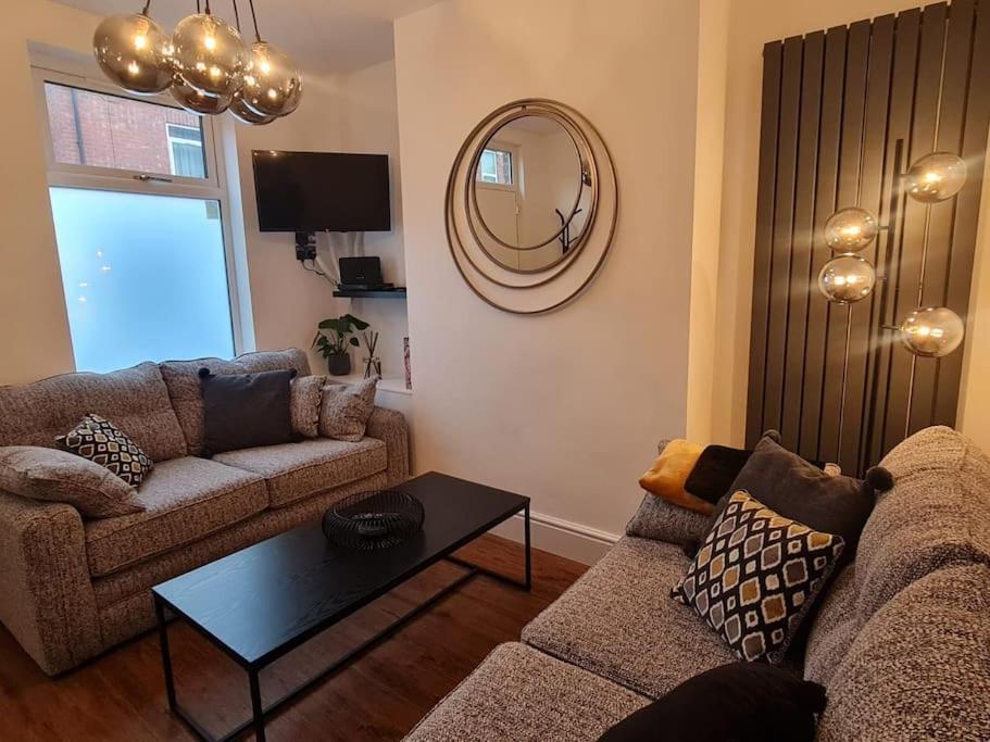 Centrally Located To The City Of Lincoln Esterno foto