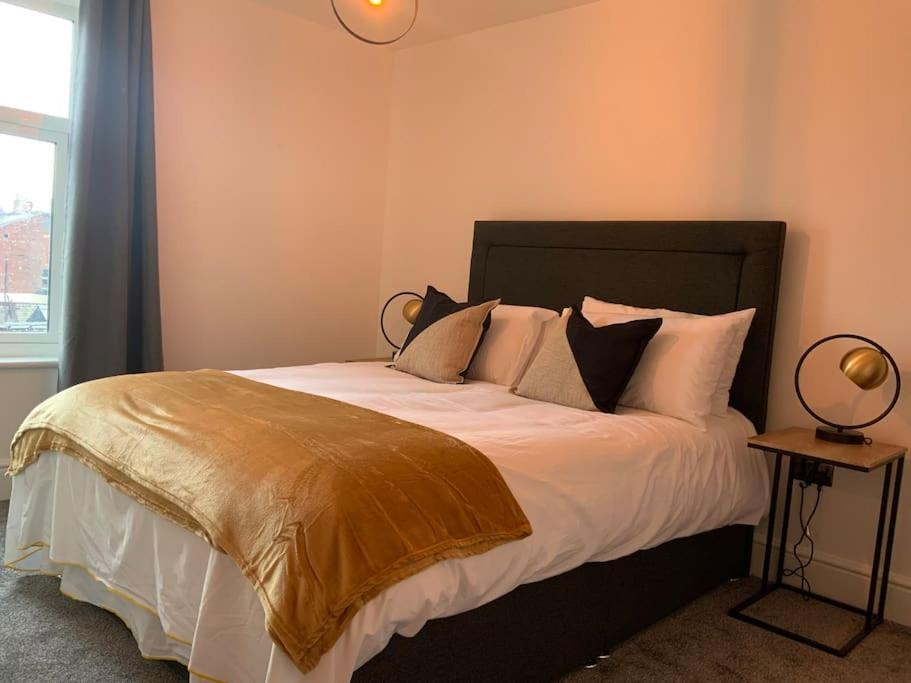 Centrally Located To The City Of Lincoln Esterno foto