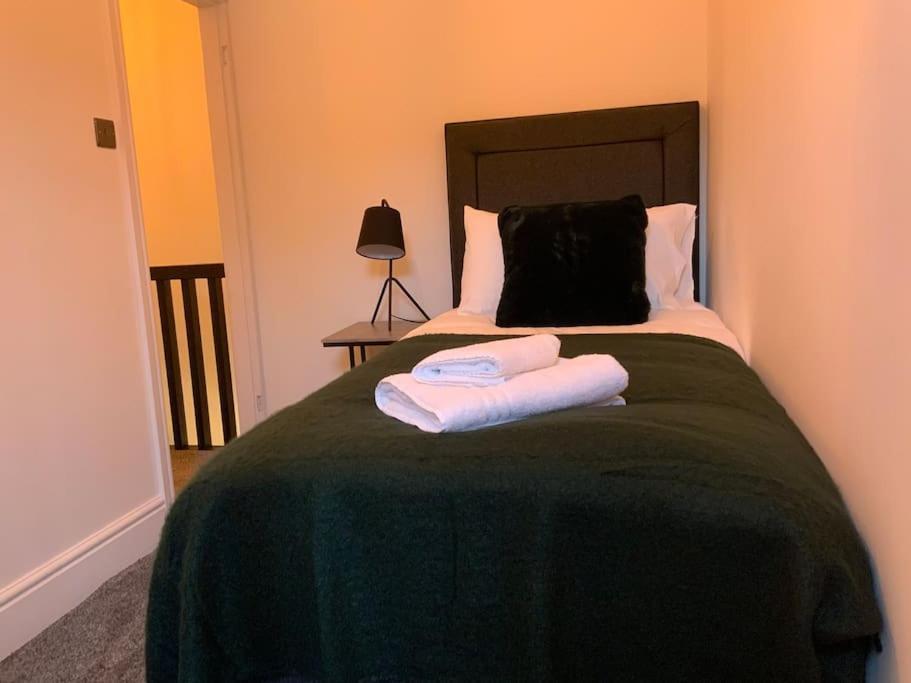 Centrally Located To The City Of Lincoln Esterno foto