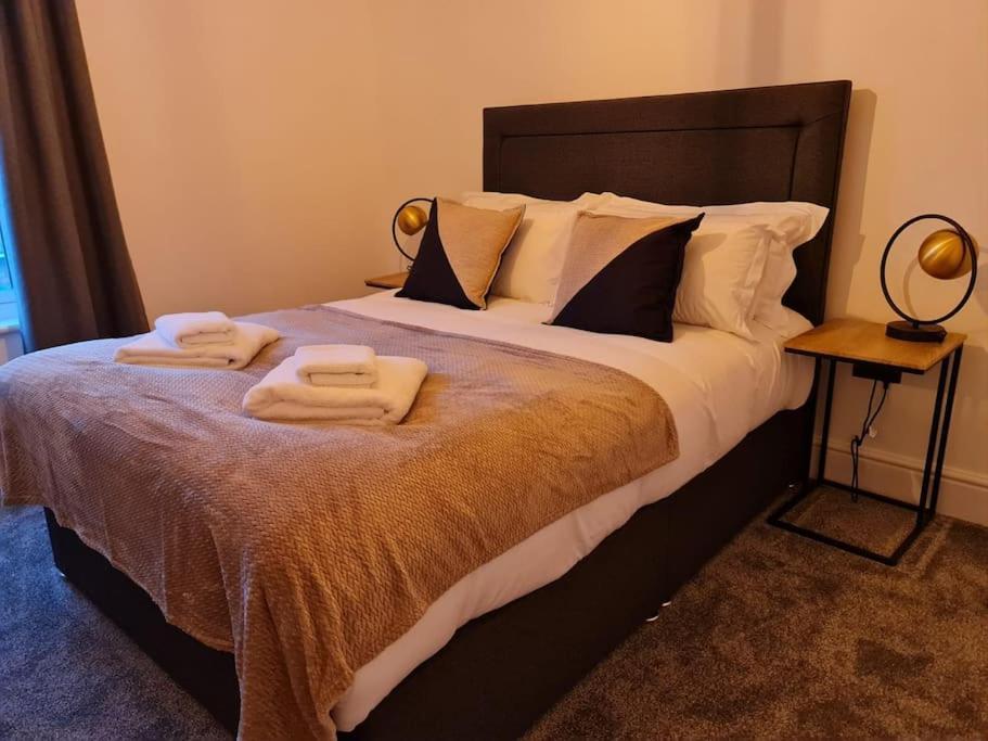 Centrally Located To The City Of Lincoln Esterno foto