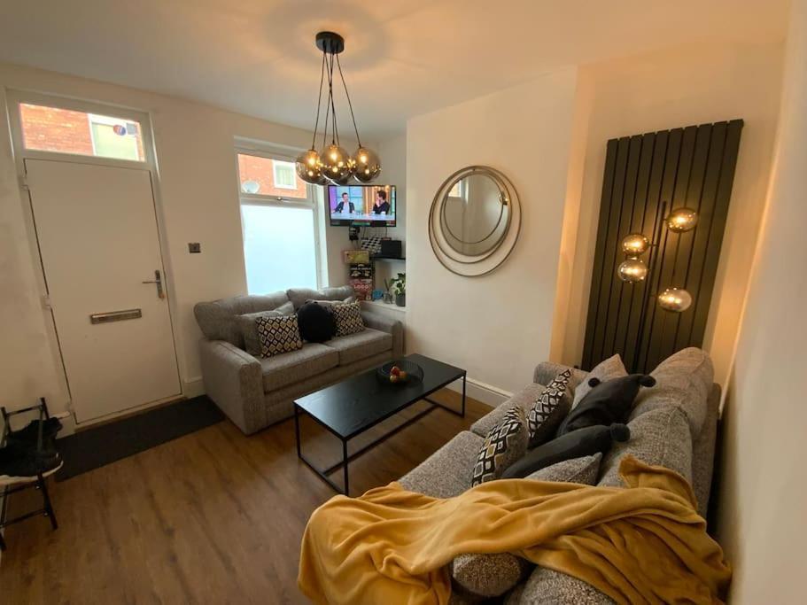Centrally Located To The City Of Lincoln Esterno foto