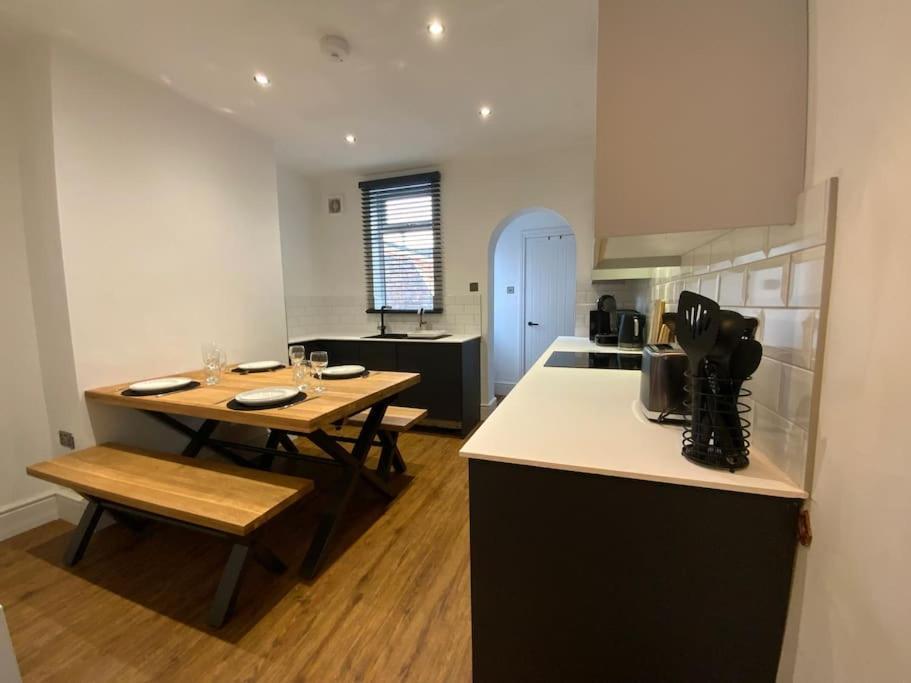 Centrally Located To The City Of Lincoln Esterno foto