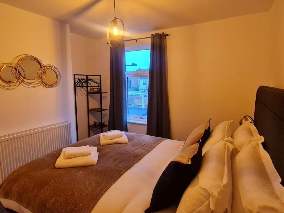 Centrally Located To The City Of Lincoln Esterno foto